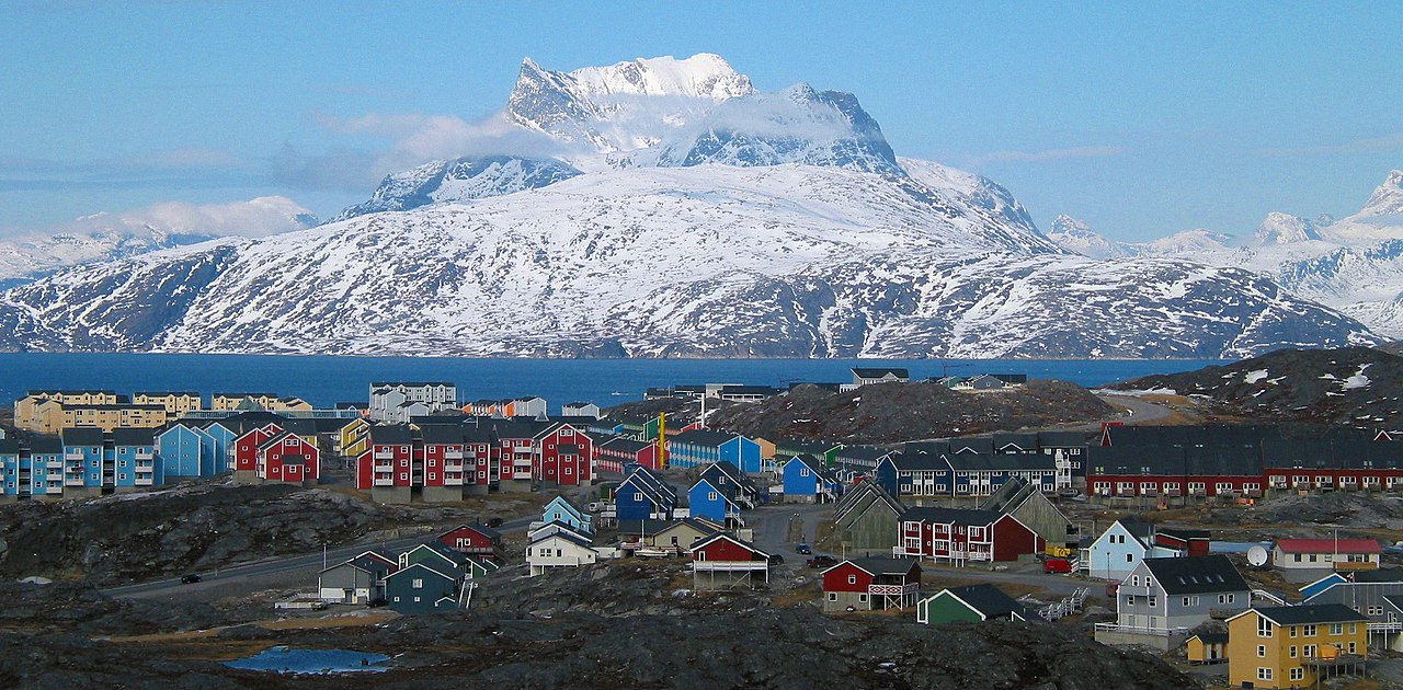 拥有17,000人口的格陵兰岛首府努克以坐落于海拔1,250米的Sermitsiaq山峰脚下而闻名于世。（Oliver Schauf/Public domain）