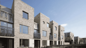 英国特许建造学会(CIOB)近期与英国特许住房学会(CIH)合作,召集了第二届英国社会住房领域代表圆桌会议。