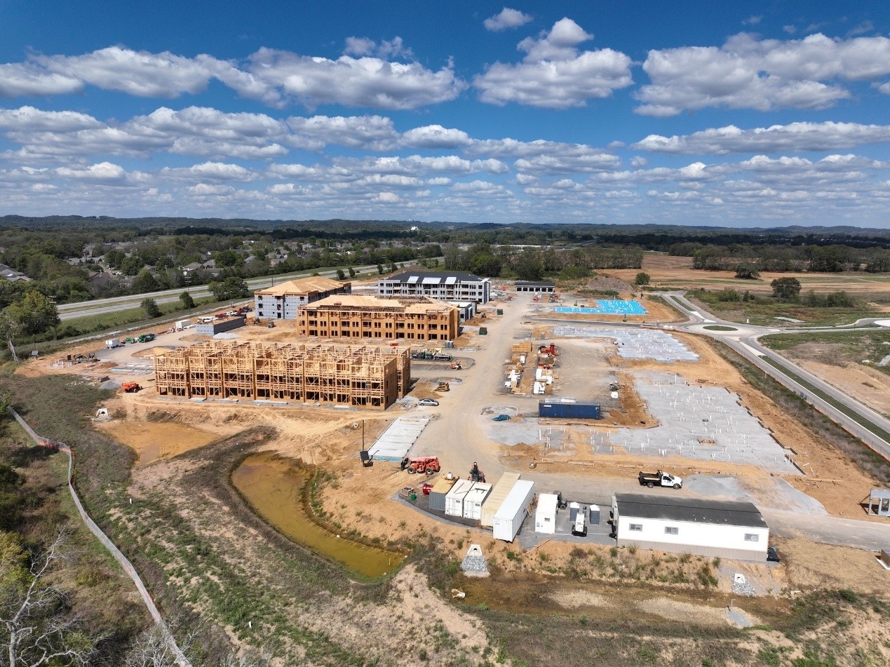 美国哈达威建筑公司（Hardaway Construction）近期为 “奥尔顿・奈克瑟斯（Alton Nexus）” 多户住宅开发项目举行奠基仪式。